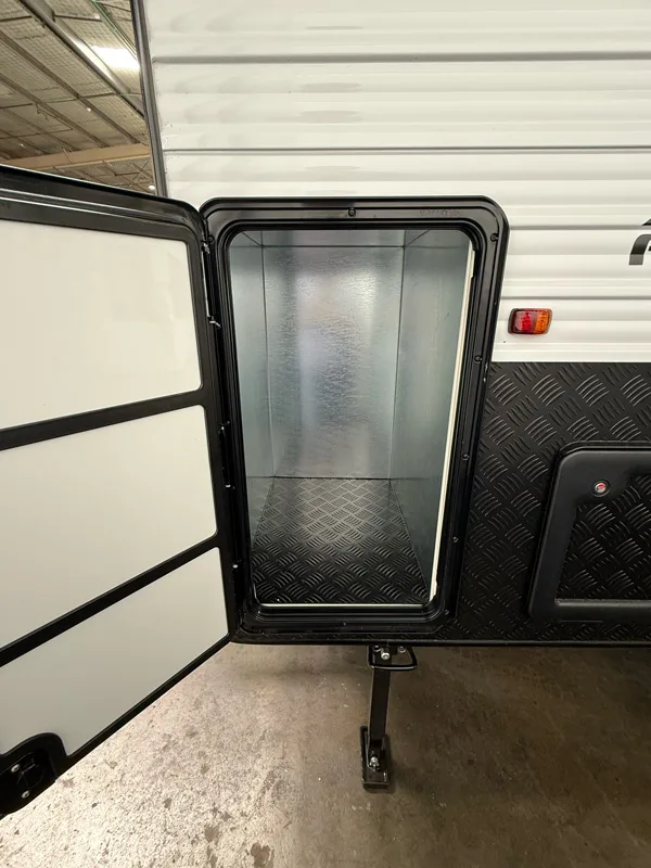 Hilltop Feathertop 18ft 2" Rear Door - Image 13